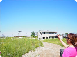 石巻の街を見て周る矢野さん